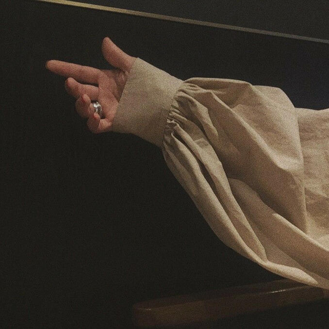 Hands with leather gloves. Mãos com luvas de couro.