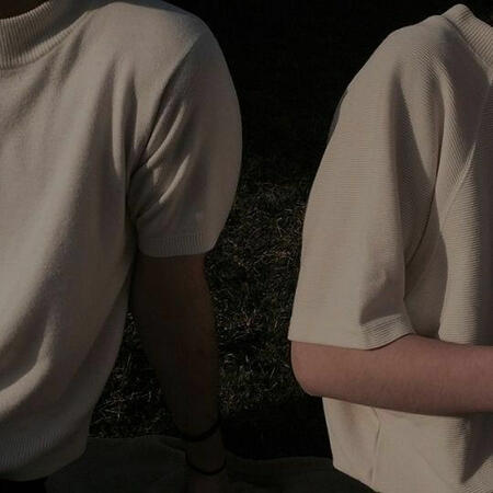 Garotos lado a lado, ambos de camisa branca, close apenas nos braços. Two boys with white shirts, close in their arms